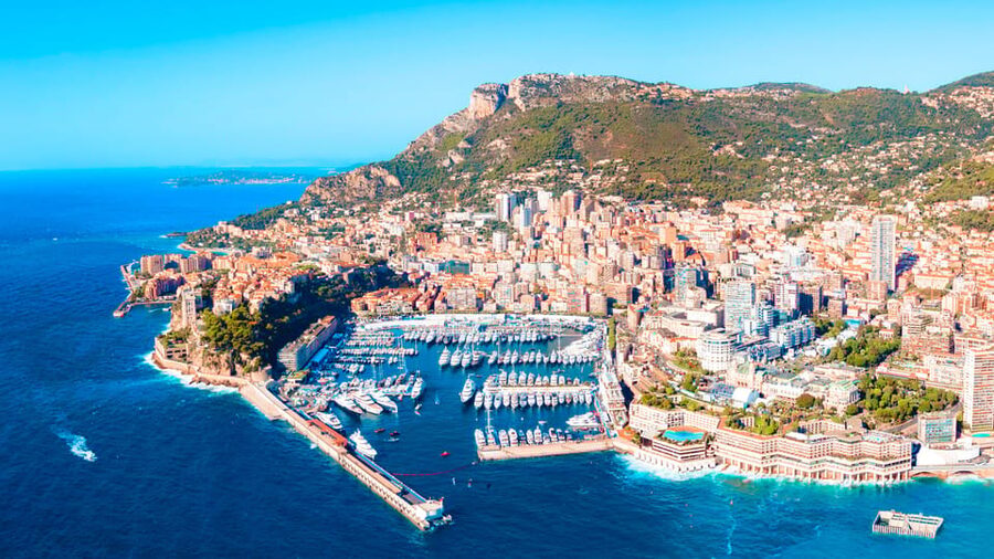 10-minute panoramic flight from Monaco - Getting airborne from La Condamine with Héli Air Monaco