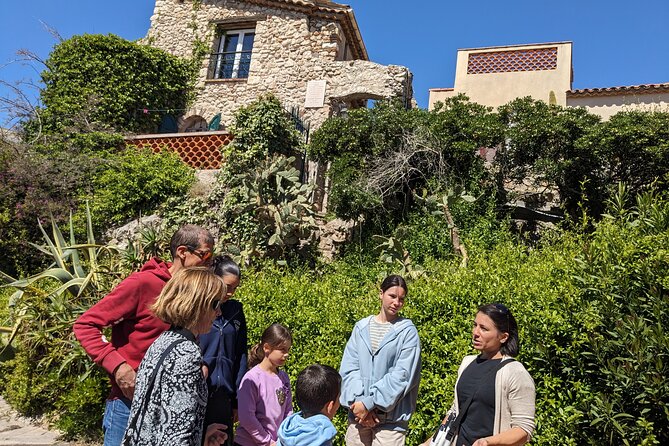 2 Hour Walking Tour in the Old Town of Antibes - Start point and what “small group, no stress” feels like