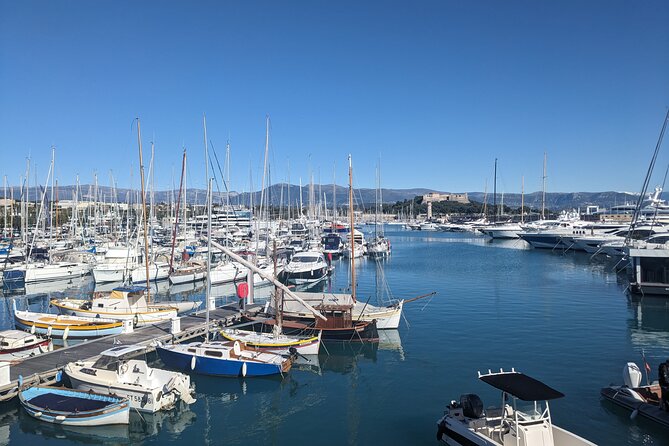 2 Hour Walking Tour in the Old Town of Antibes - Stop 2: Le Nomade, the photo stop with real context