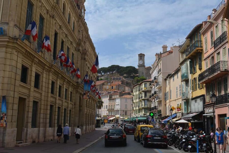 Cannes: Express Walk with a Local in 60 minutes - The small group rule, why up to 8 people matters