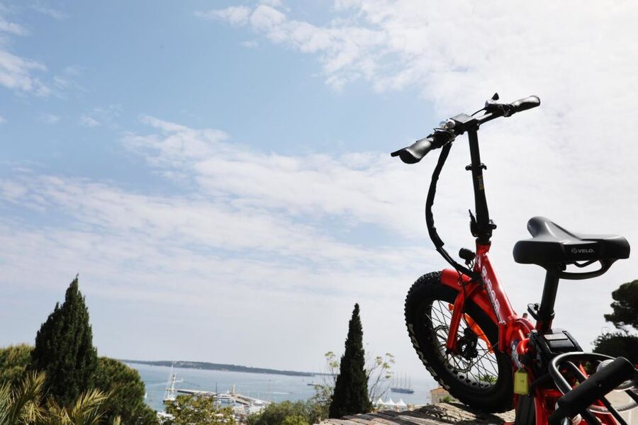 Cannes: rent an E-bike to visit the city - Getting Set Up Fast: Helmet, Locks, and a Smooth Start