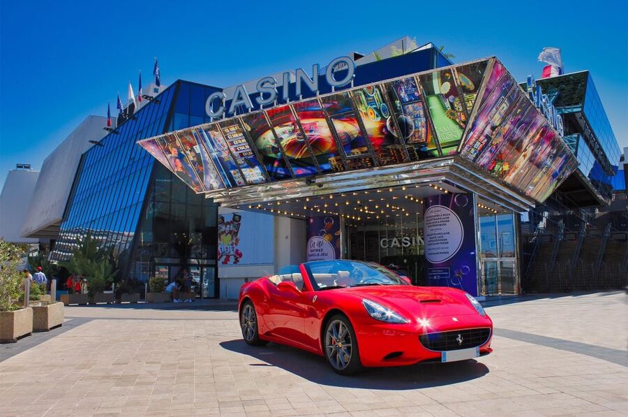 Cannes : Visite guidée en Ferrari sur les routes de Cannes - Port Canto VIP photo shoot: where the Ferrari becomes a showpiece