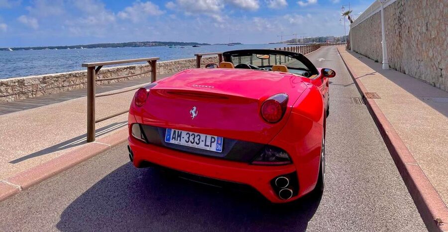 Cannes : Visite guidée en Ferrari sur les routes de Cannes - The Ferrari experience itself: seating, V8 sound, and real-world quirks