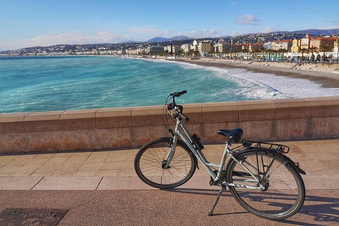 City bike rental in Nice - Rolling onto the Promenade des Anglais bike path