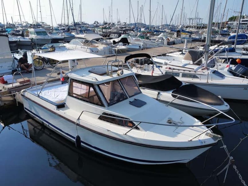 French Riviera Private Boat Trip - Esteou 630: the boat setup that makes the trip comfortable