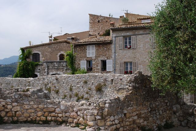 From Nice: Cannes, Antibes & Saint-Paul-de-Vence Tour - Saint-Paul-de-Vence in 75 minutes: art lanes, cafés, and big views