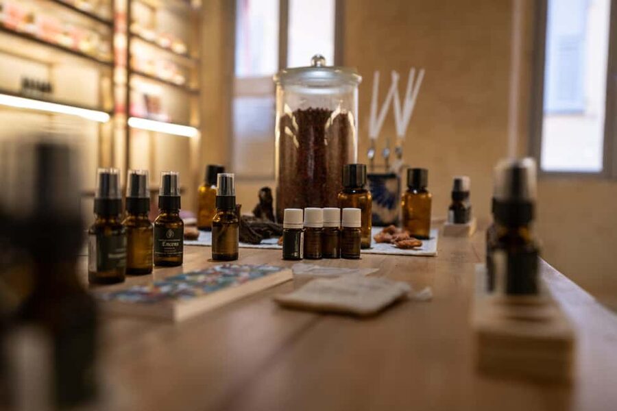 Grasse: 100% natural perfume creation workshop - Entering the workshop: your first sensory tour around raw materials