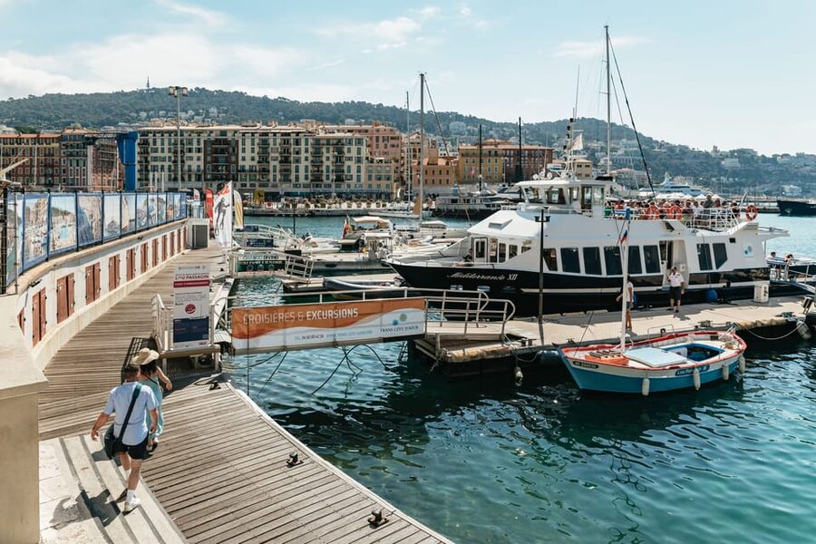 Nice: 1-Hour Sightseeing Cruise to Villefranche Bay - Practical tips: seats, weather, toilets, and cash drinks