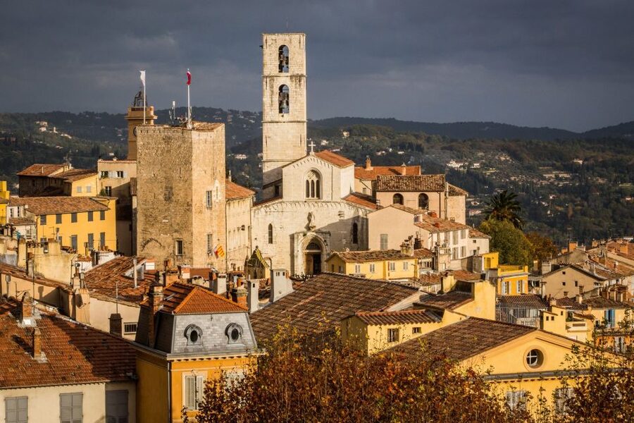 Nice: Medieval Villages Full-Day Guided Trip - Guide Style and Group Size: What You Get From People Like Nabil and Laurence
