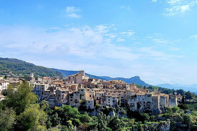 Private discovery of the hinterland of the Côte d'Azur - Gourdon at altitude: medieval streets plus a massive coastline view
