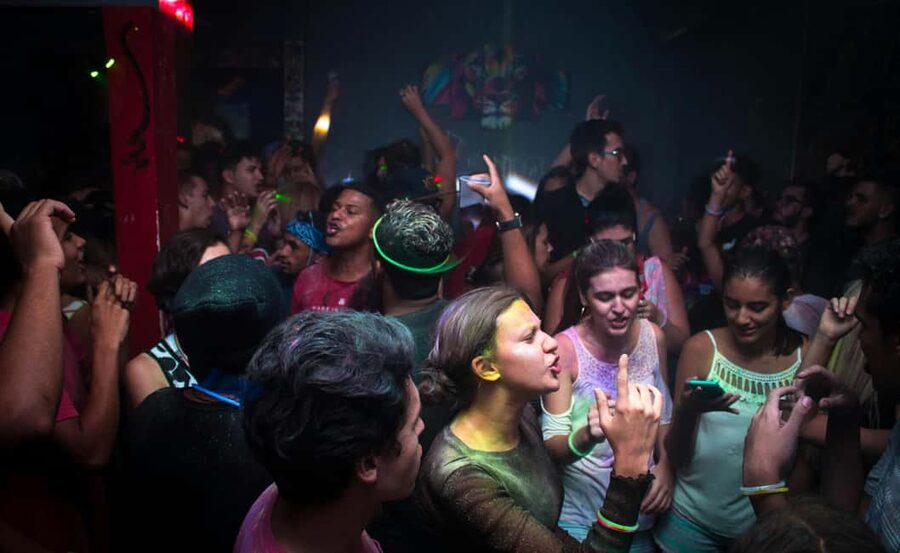 Pub Crawl Nice: Free Shots,Best Bar, Secret Surprise with us - Stop-by-Stop: From the First Drinks to the Nightclub Finish
